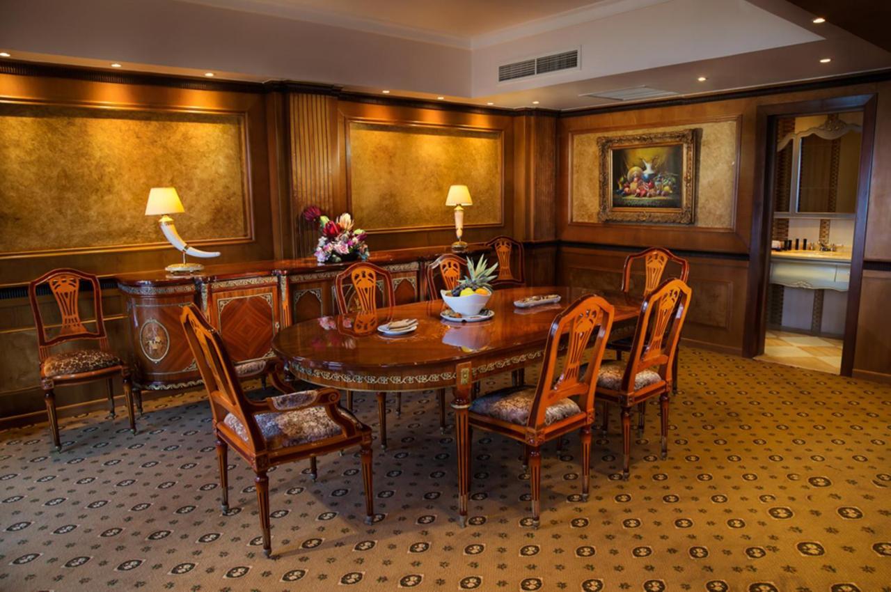Tolip Hotel Alexandria Eksteriør bilde The dining room of the presidential suite